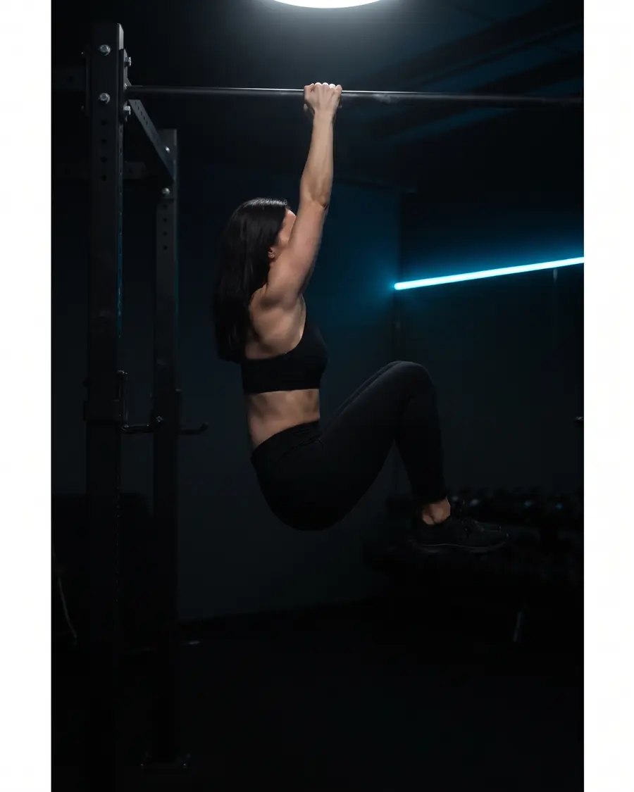 Hanging knee raise demonstration